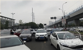 開(kāi)學(xué)了主干道成停車(chē)場(chǎng)
