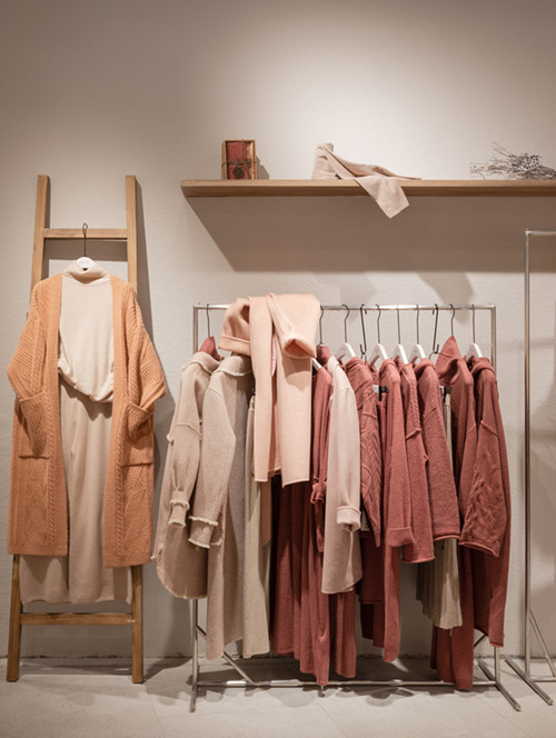 阜陽(yáng)女裝展柜定做都需要留意什么