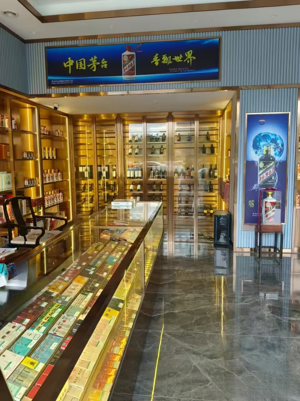 專業(yè)定制煙酒展柜來中強(qiáng)